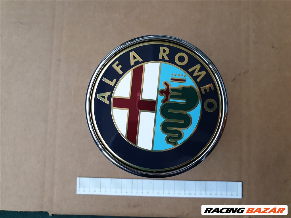 Alfa Romeo Giulietta gyári új, nyomógombos csomagtérajtó embléma 50530581 1. kép