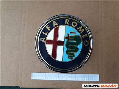 Alfa Romeo Giulietta gyári új, nyomógombos csomagtérajtó embléma 50530581