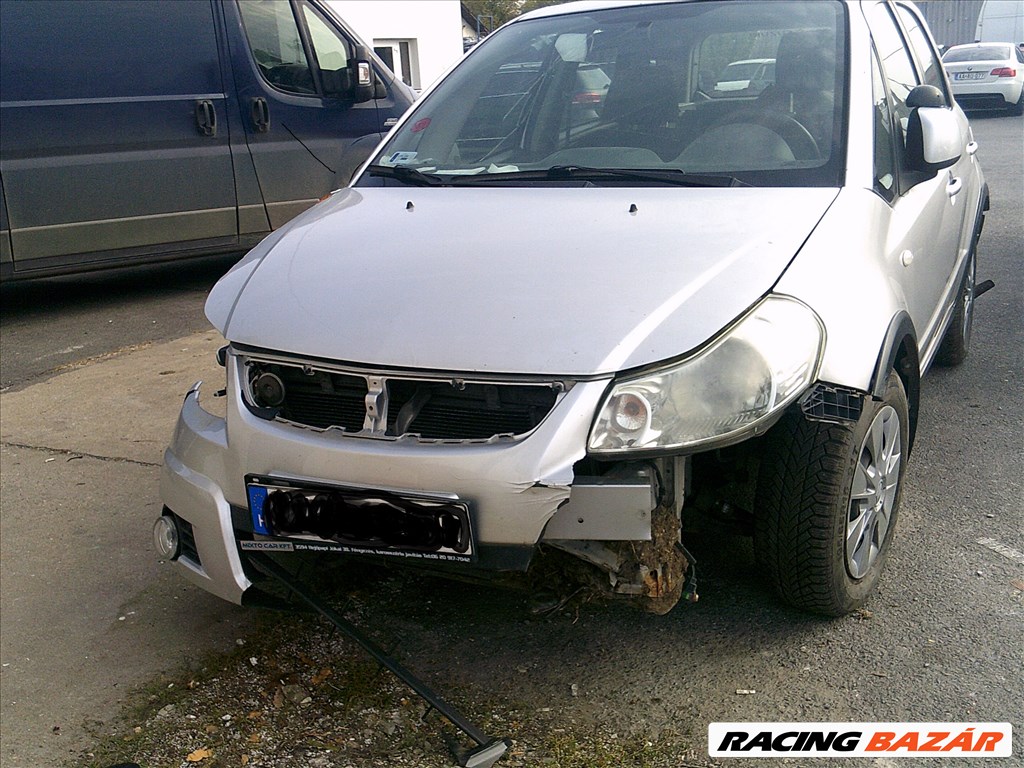 Suzuki SX4 bontott alkatrészei . 2. kép