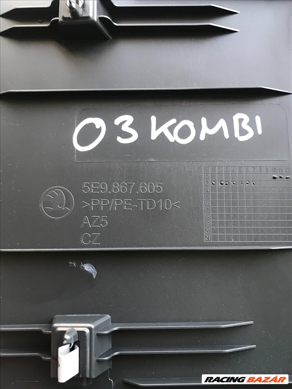 Skoda Octavia III Kombi / csomagtér ajtó burkolat 5e9867605 3. kép