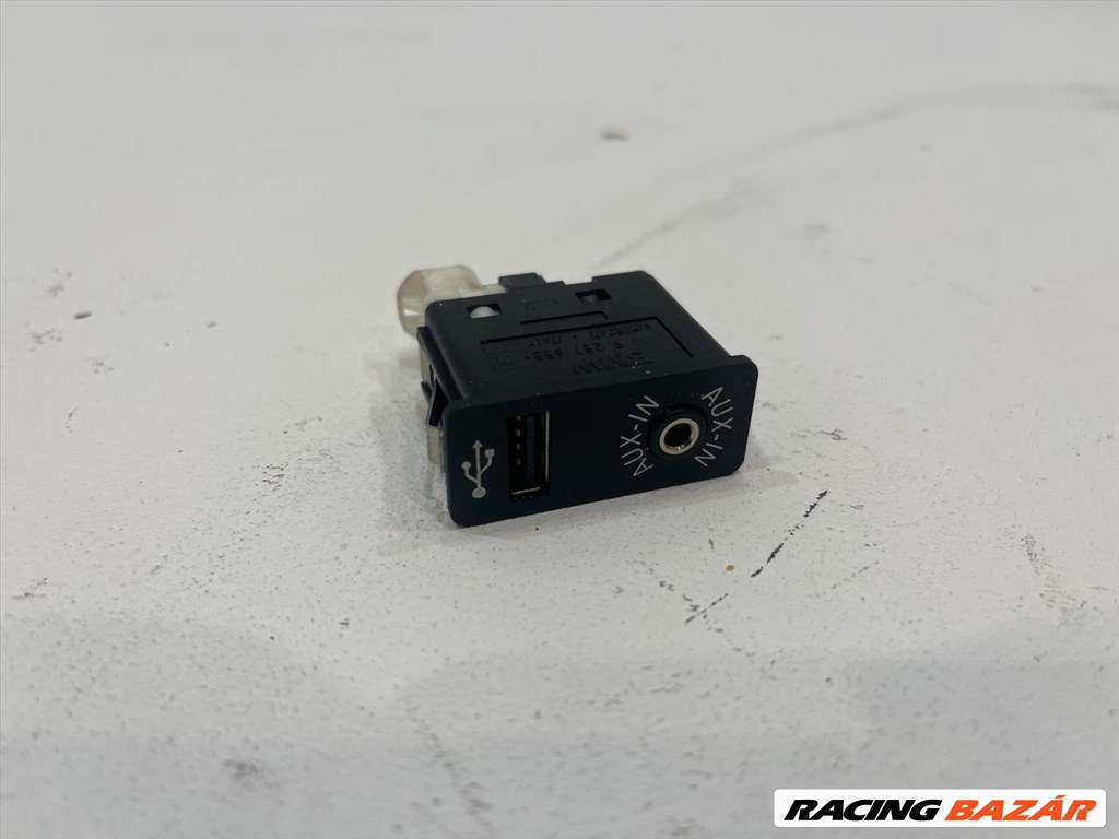 BMW F10/F11 AUX/USB csatlakozó  1. kép