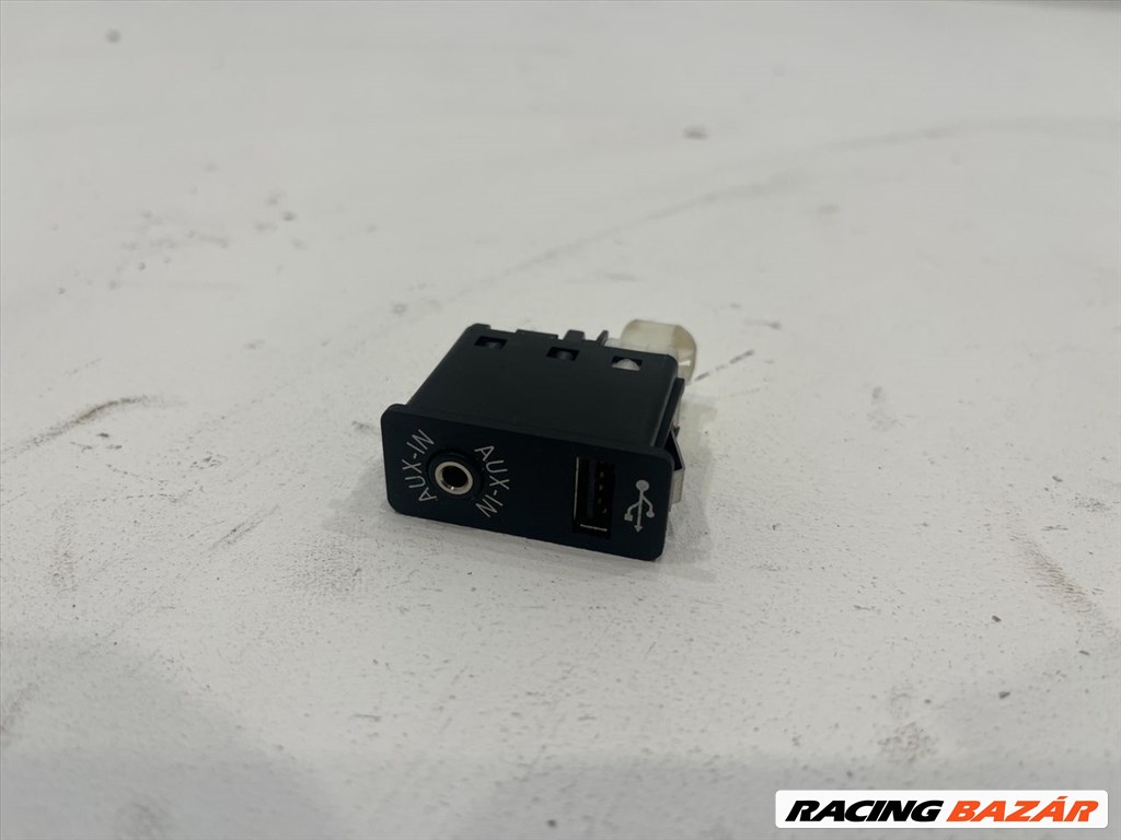 BMW F10/F11 AUX/USB csatlakozó  2. kép