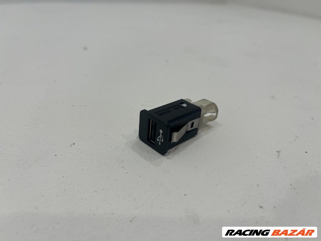 BMW F10/F11 USB aljzat kesztyűtartóba  1. kép