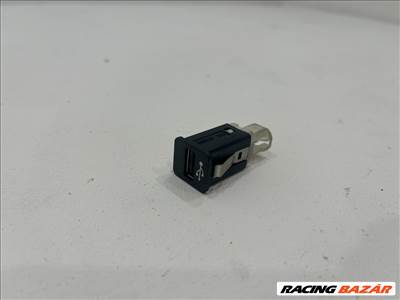 BMW F10/F11 USB aljzat kesztyűtartóba 