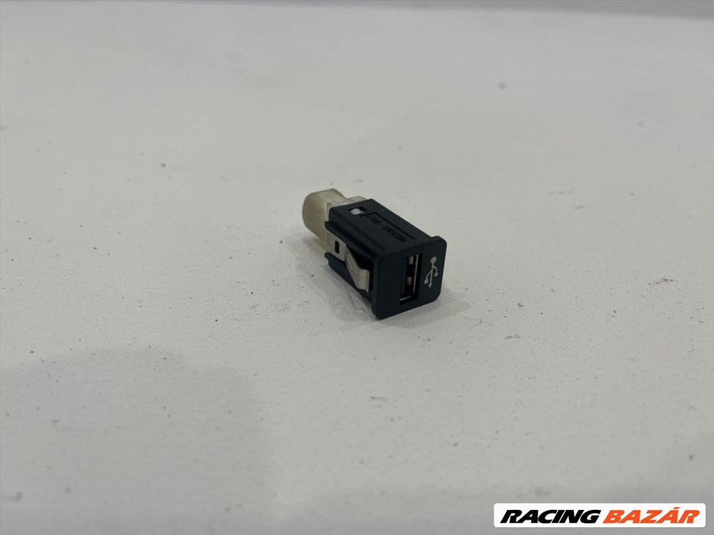 BMW F10/F11 USB aljzat kesztyűtartóba  2. kép