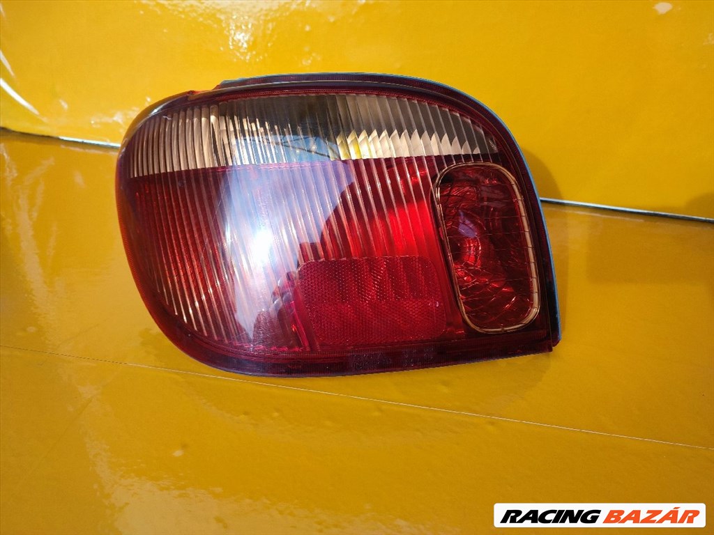 Toyota Yaris (XP10) bal hátsó lámpa 1. kép