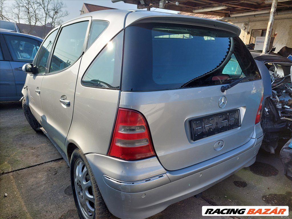 Mercedes A 190 bontott alkatrészei 2. kép