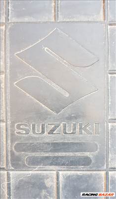 Suzuki gyári gumiszőnyeg garnitúra.