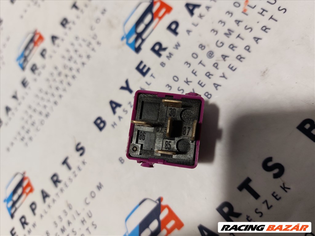 BMW E26 E3 E21 E30 E36 E12 E28 E34 E39 E24 E23 E32 E38 E31 E52 E85 E86 Z3 lila relé (888845) 61361388911 2. kép