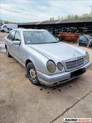 Mercedes-Benz 210 E300 D / Bontott Jármű Alkatrészei