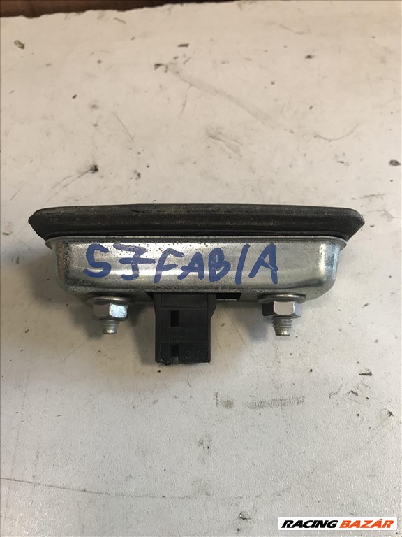 Skoda Fabia II 5J* csomagtér nyitó gomb 2. kép