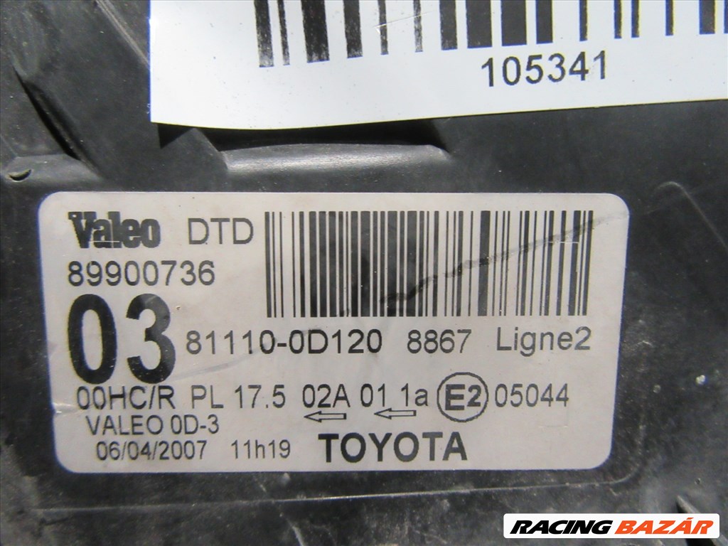 105341 Toyota Yaris jobb első fényszóró a képen látható sérüléssel  7. kép