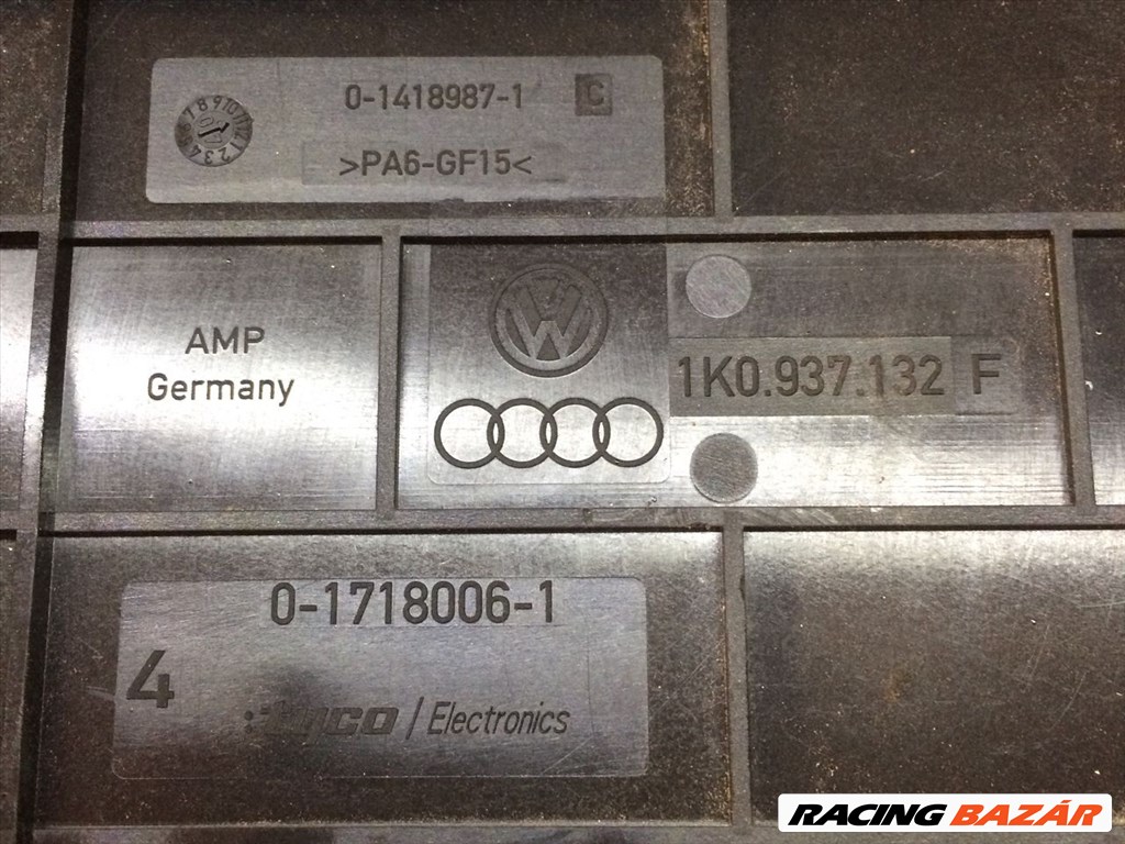VW PASSAT B6 Biztosítéktábla Fedél vwag1k0937132f-tyco017180061 3. kép