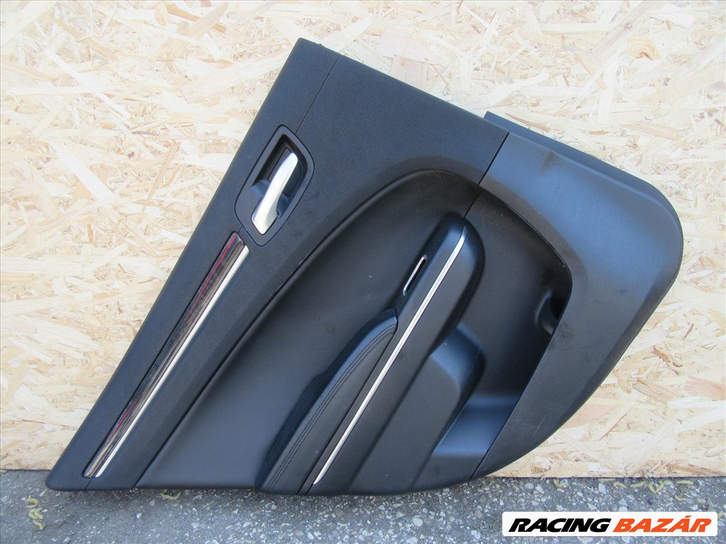  Kárpit53721 Lancia Thema fekete színű, bőr, bal hátsó ajtókárpit 1. kép