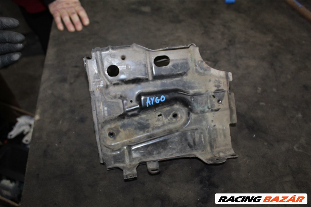 Toyota Aygo (AB10/AB20/AB30) 1.0i akkumulátor tartó 1. kép