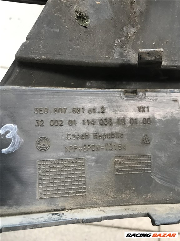 Skoda Octavia III bal ködlámpa takaró 5e0807681 3. kép