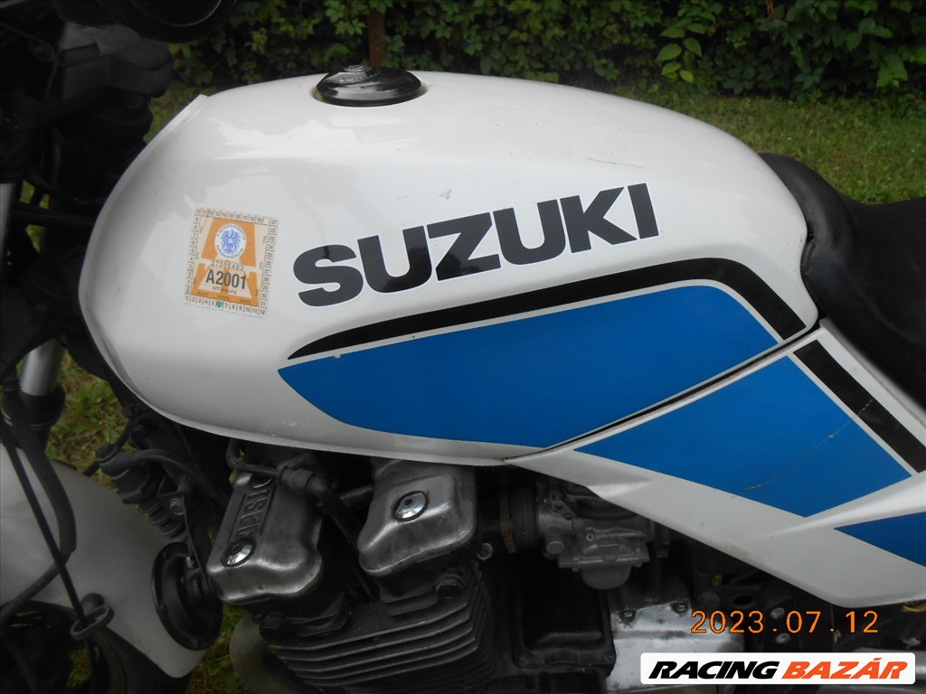 SUZUKI GS 700 ERŐL22929 KMT HASZNÁLT GYÁRI FÉNYEZÉSŰ TANK