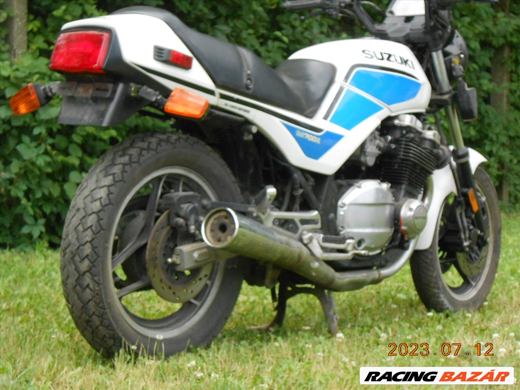 SUZUKI GS 700 ERŐL22929 KMT HASZNÁLT GYÁRI FÉNYEZÉSŰ TANK