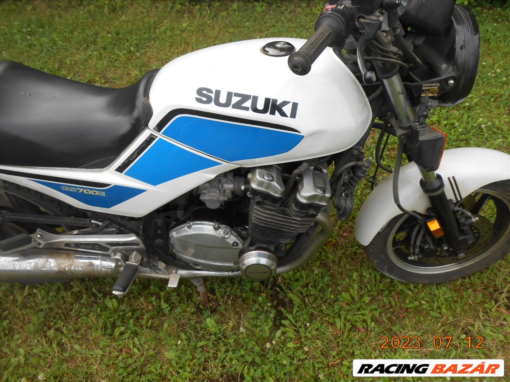 SUZUKI GS 700 ERŐL22929 KMT HASZNÁLT GYÁRI FÉNYEZÉSŰ TANK