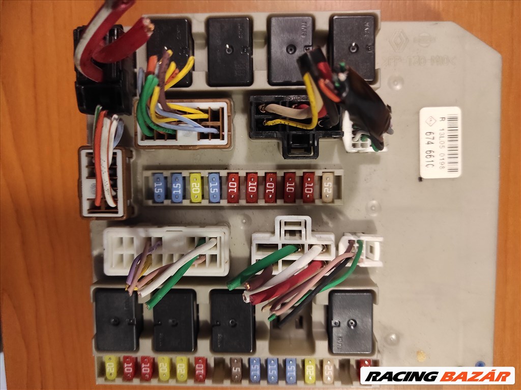 Renault Clio III biztosítéktábla 8200674661C 1. kép