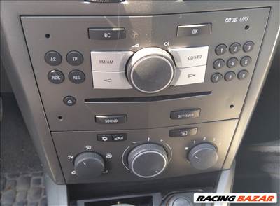 Opel Astra H szürke színű CD30 MP3 