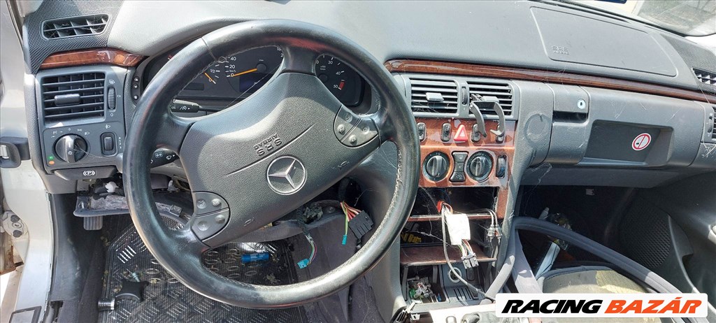 Mercedes E 220 bontott alkatrészei 10. kép