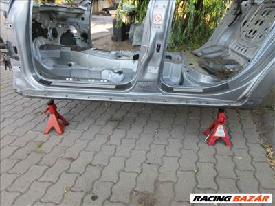 Audi A4 (8E B7) bal küszöb