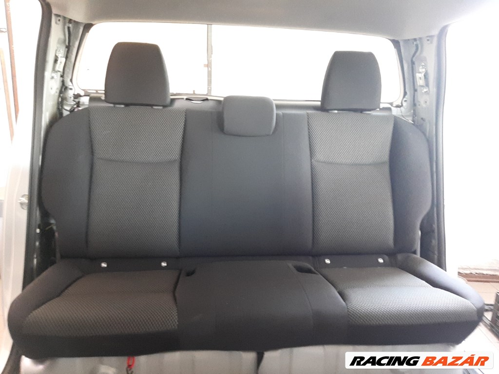 Nissan Navara (D23) hátsó ülés 1. kép
