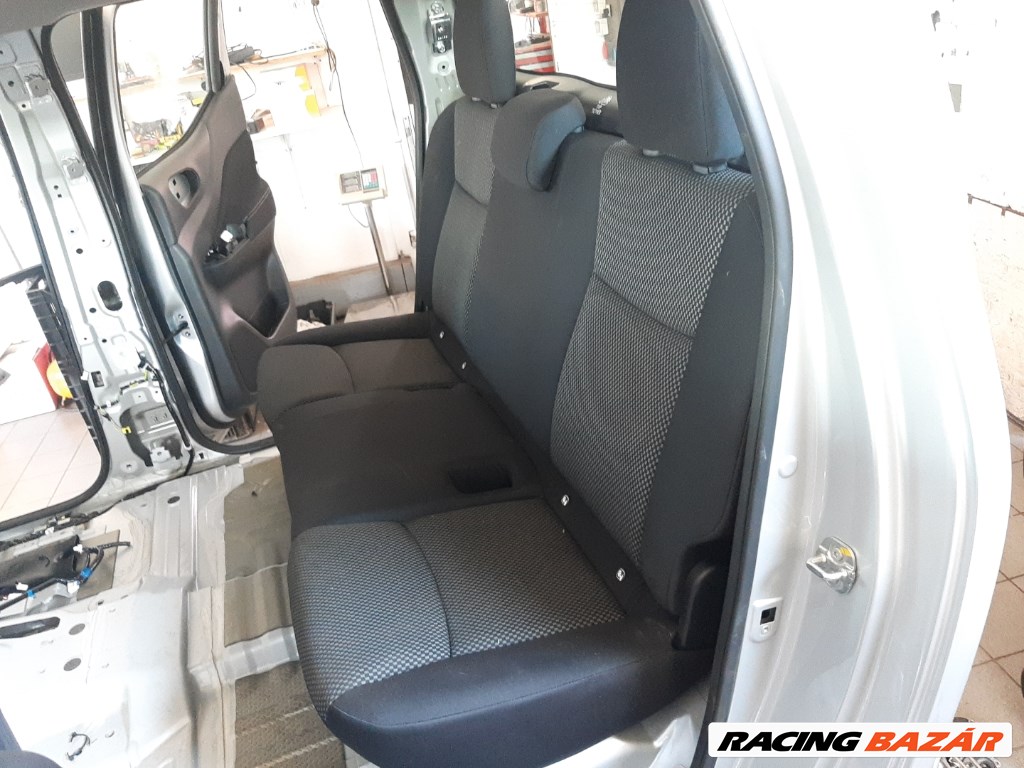 Nissan Navara (D23) hátsó ülés 2. kép