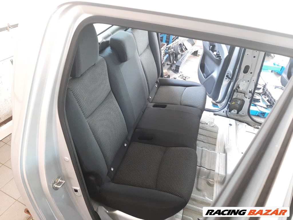 Nissan Navara (D23) hátsó ülés 3. kép