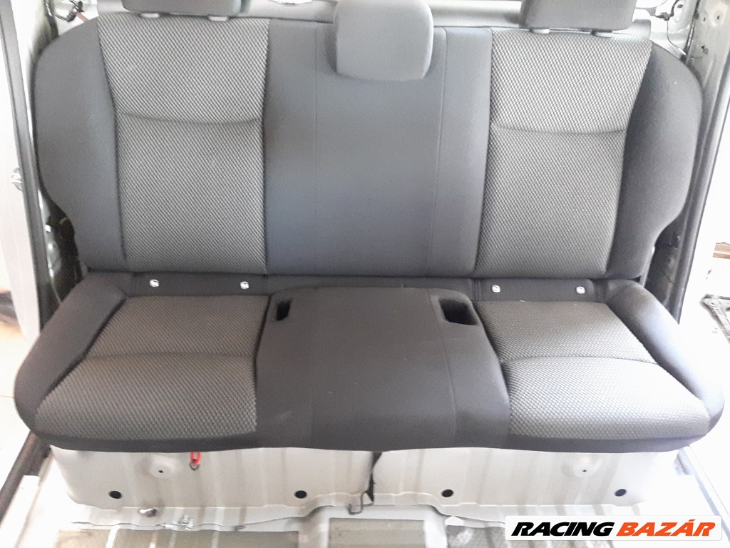 Nissan Navara (D23) hátsó ülés 4. kép