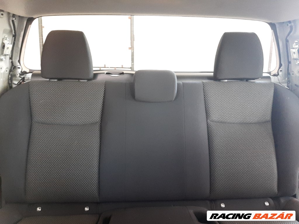 Nissan Navara (D23) hátsó ülés 5. kép