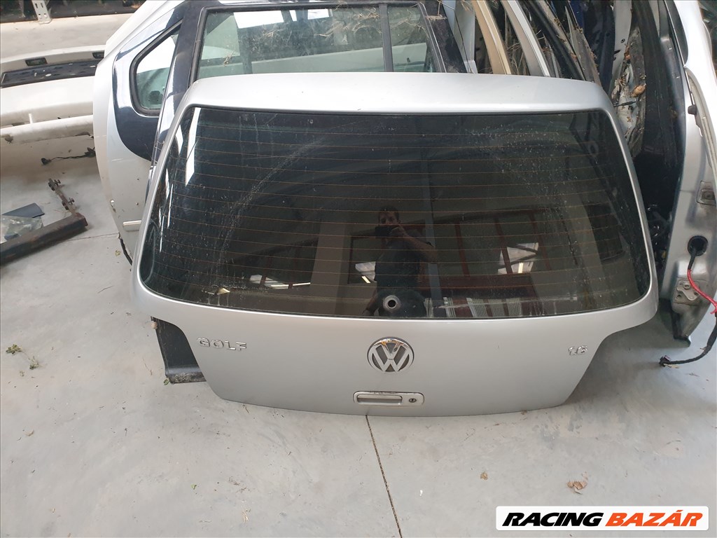 Volkswagen Golf IV csomagtérajtó LA7W színkóddal  1. kép