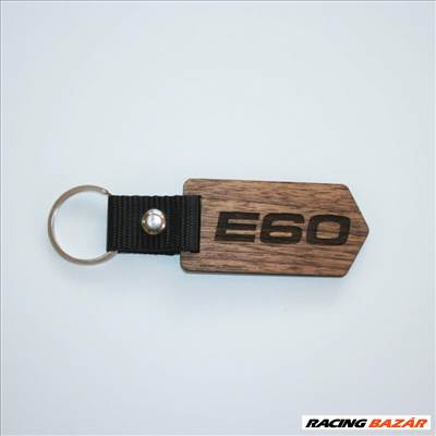 Egyedi kulcstartó E60 felirattal