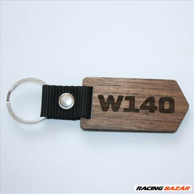 Egyedi kulcstartó W140 felirattal