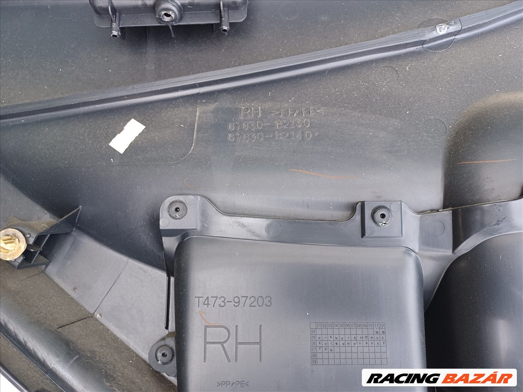 Daihatsu Trevis jobb hátsó ajtókárpit  67630b2130 3. kép