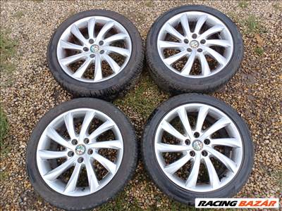 Alfa Romeo Giulietta 5x110 lyukosztású 17" újszerű alufelni, rajta 225/45 újszerű négyévszakos gumi