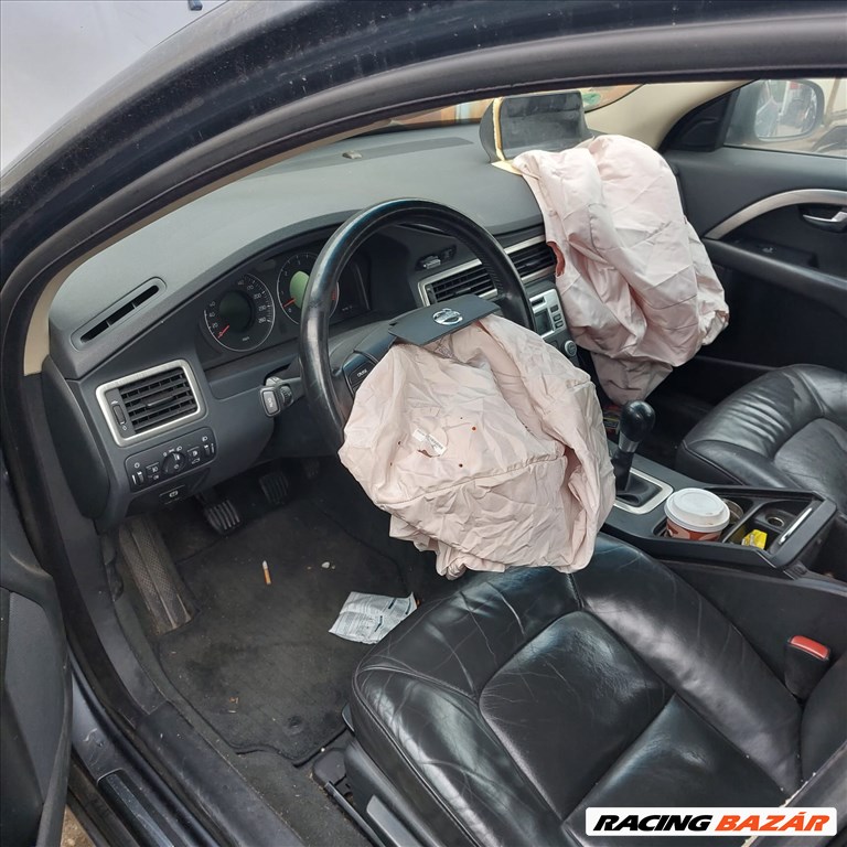 Volvo V70 bontott alkatrészei 9. kép