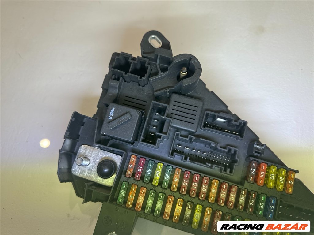 BMW E60 E61 csomagtér biztosíték tábla 690661901 3. kép