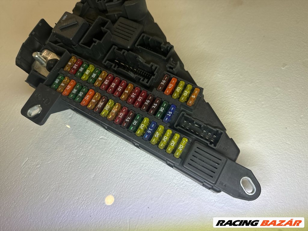 BMW E60 E61 csomagtér biztosíték tábla 690661901 2. kép