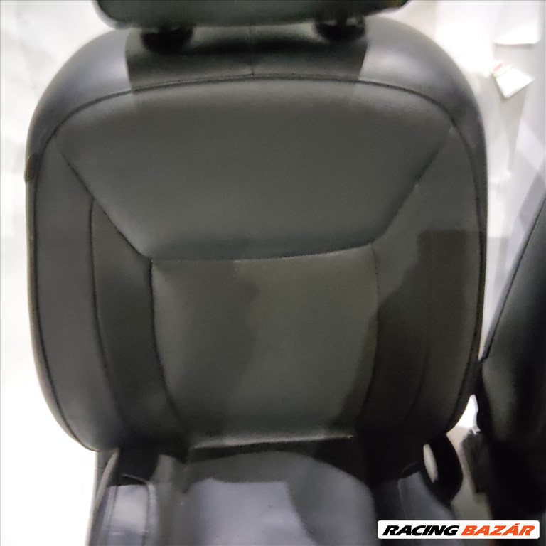 170557 Lancia Thema  2012-2014 fekete színű bőr ülés garnitúra, a képen látható hátsó ülőlap szakadással 5. kép