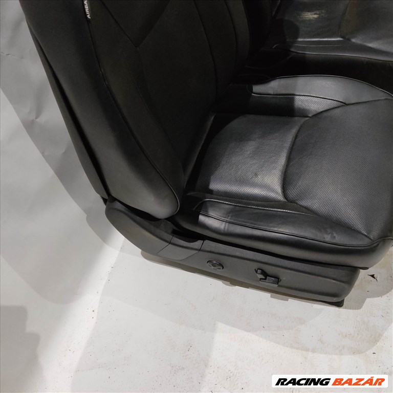 170557 Lancia Thema  2012-2014 fekete színű bőr ülés garnitúra, a képen látható hátsó ülőlap szakadással 7. kép