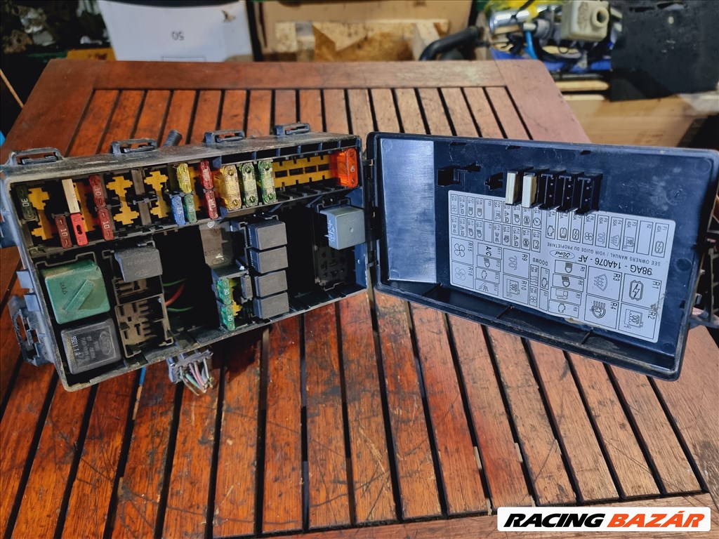 Ford Focus Mk1 1.8i 16V motortéri biztosítéktábla  98ag14a067cd 1. kép