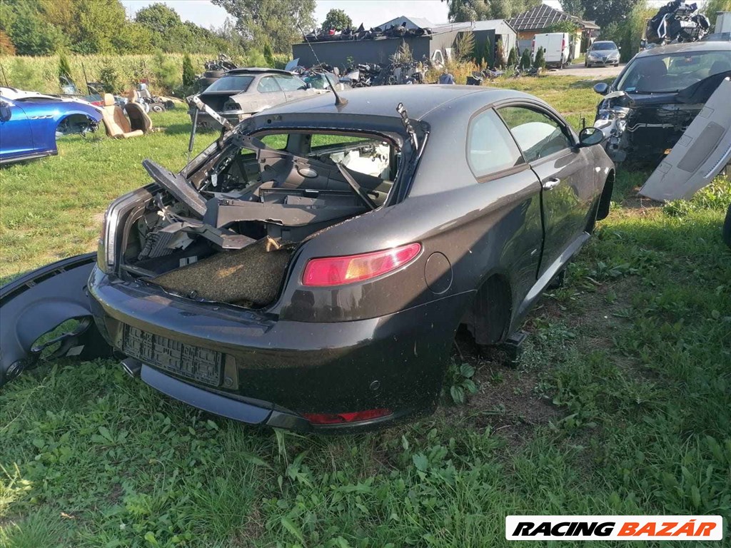 Alfa Romeo GT bontott alkatrészei 2. kép