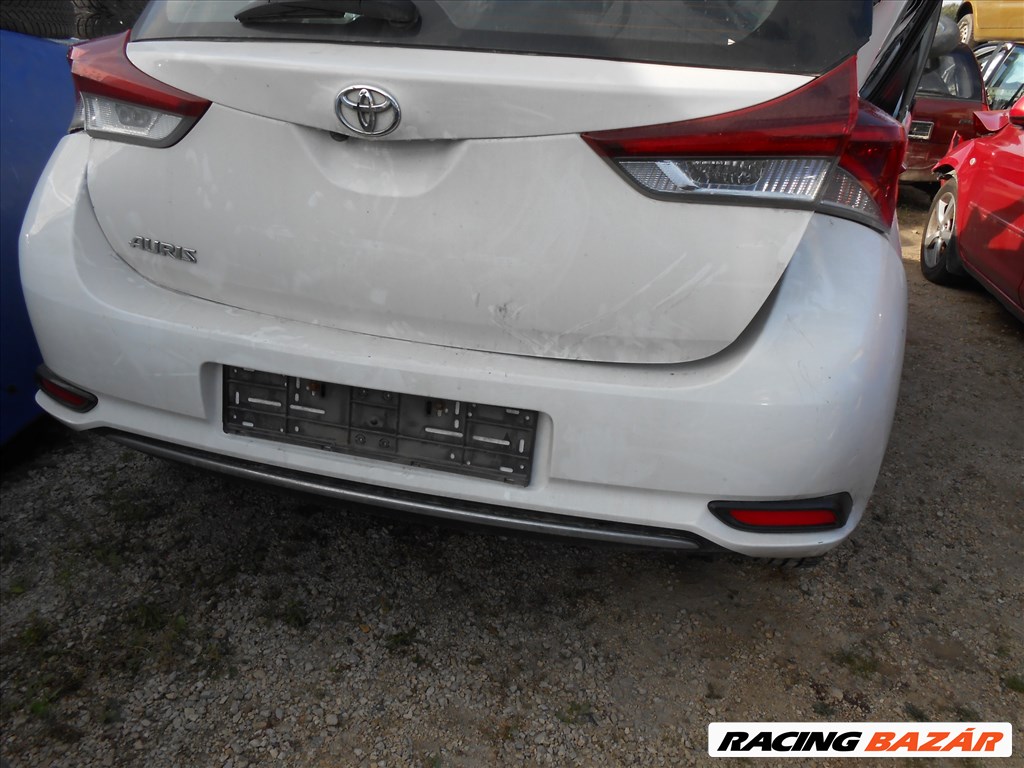 Toyota AURIS_(E18)_1.4D_4D motorháztető szigetelés 3. kép