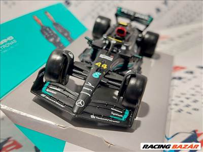 Mercedes-AMG Petronas Team W14 F1 #44 (2023) - Lewis Hamilton - BBurago - 1:43 modellautó (m01476)