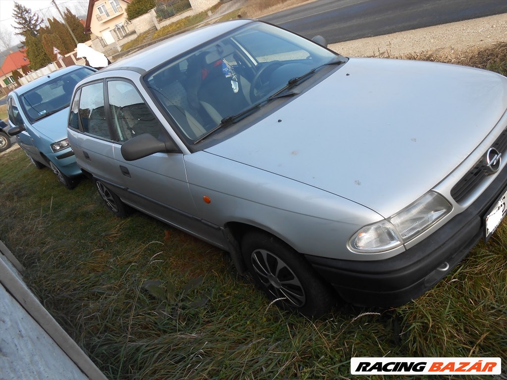 Opel ASTRA F CLASSIC Ferdehátú 1.4 i jobb napellenző tartó 3. kép