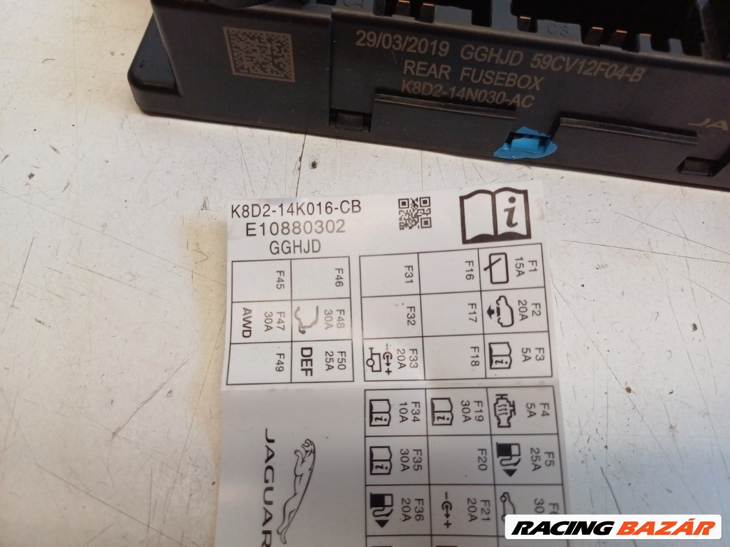 Land Rover Evoque (L551) bal hátsó biztosítéktábla csomagtér K8D214N030AC 4. kép