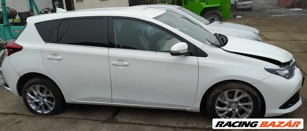 2015 Toyota Auris 1.2 benzin, manuális - BONTÁS 7. kép