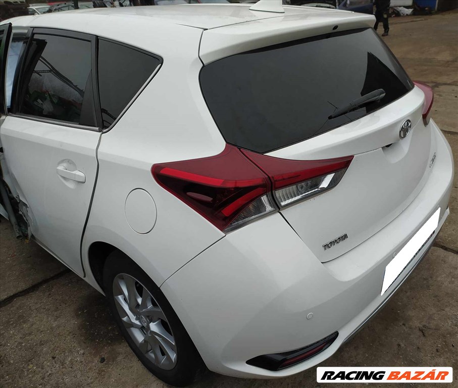 2015 Toyota Auris 1.2 benzin, manuális - BONTÁS 8. kép